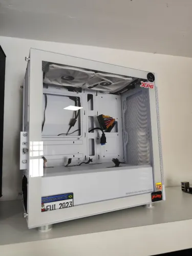 Gabinete gamer branco compacto
