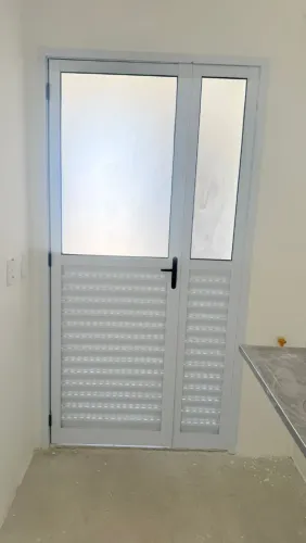 Porta de Alumínio Branco com Vidro 1,10 x 2,12m