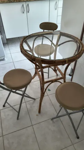 Mesinha de vidro e 3 cadeiras