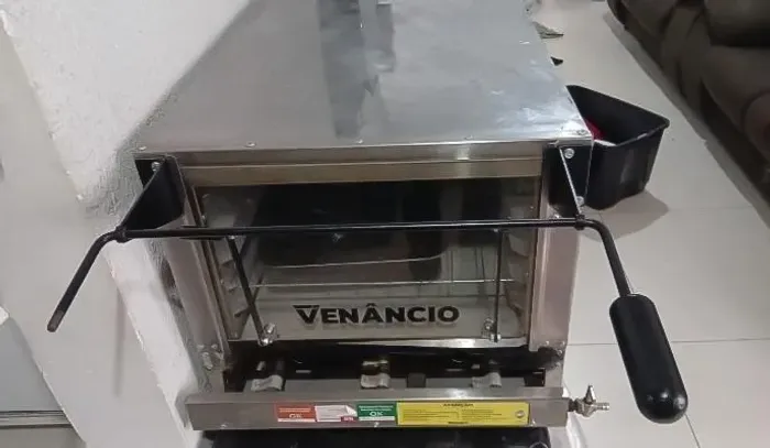 Forno industrial seminovo com pedra refratária - Venâncio. A gás 