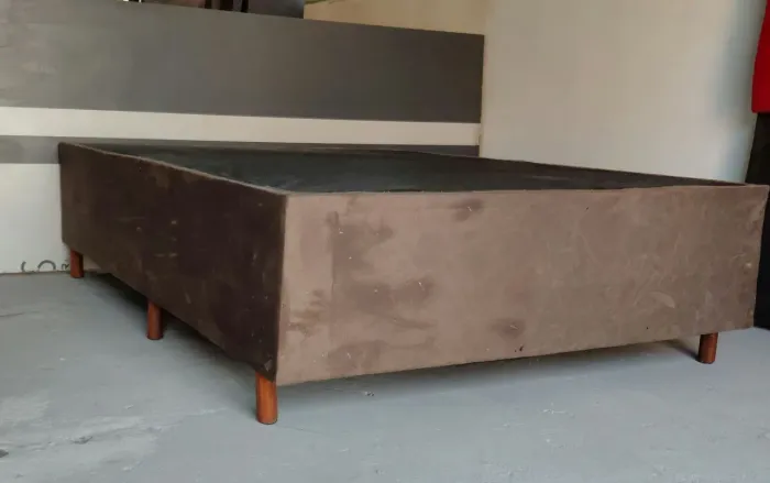 BASE PARA CAMA BOX (PÉS EM MADEIRA MACIÇA)