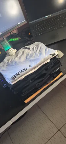 Combo com várias camisas de marca