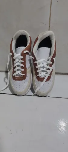 Tênis direto de fábrica!! Combina com qualquer tipo de roupa. Modelo único e versátil