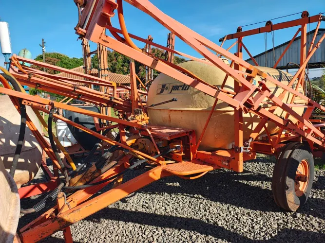 Pulverizador Columbia A17 trator