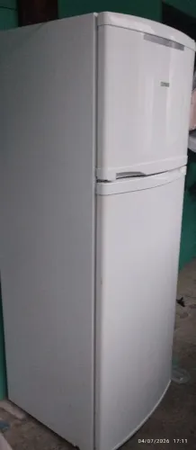 Vendo geladeira Consul ducina tudo só parou de gelar ela só tá esfriando ,