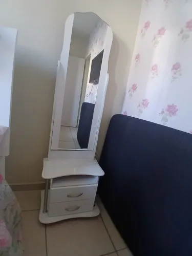 Toucador/mesinha de cabeceira com espelho