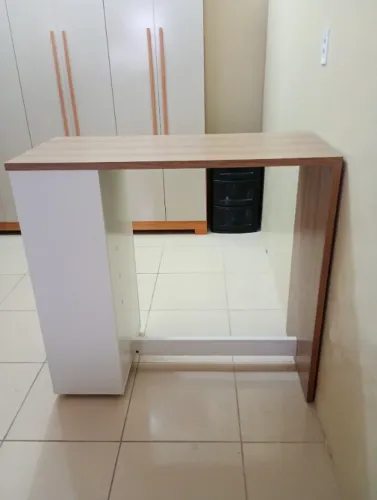 Balcão para sala de jantar ou área de laser. Cor beje, semi novo. Mais de 1 mt de altura