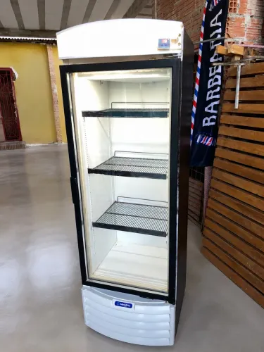 Cervejeiro expositor de bebidas