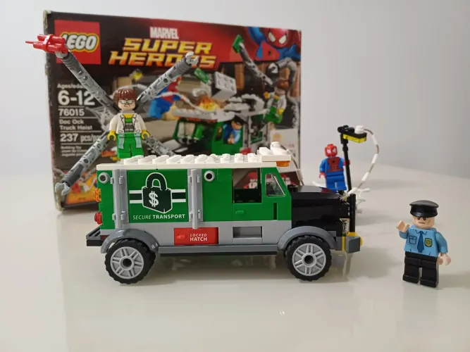 LEGO Super Heroes - 76015 - O Caminhao de Assalto de Doc Ock