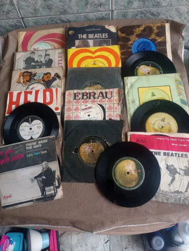 17 Vinis compactos Beatles