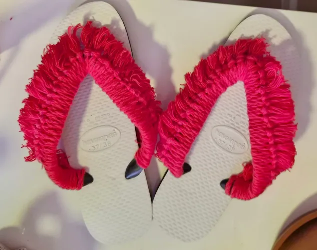 Sandália Havaina verão customizadas em macramê. A cor é a escolha do cliente.