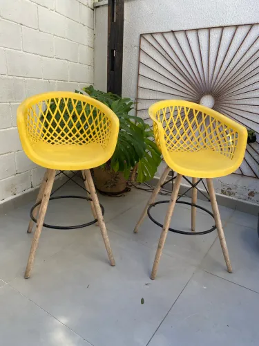 2 banquetas altas em perfeito estado . 350,00