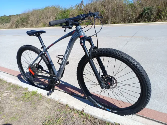 Oggi Big Wheel 7.2 - Shimano Deore 11v Suspensão - SR Suntour com Trava no guidão!
