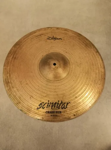 ## Prato de bateria Zildjian Scimitar Crash Ride 18, liga B8, ótimo custo benefício!!