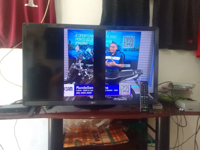 VENDO SMART TV DE 32 COM LISTRA NO MEIO E NO CANTO MAS DA PRA ASSISTIR * / *