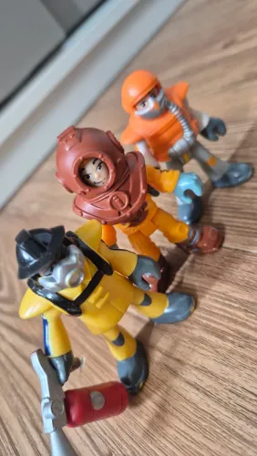 Bonecos articulados Imaginext com acessórios top demais.