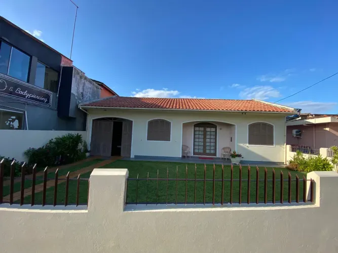 Casa para venda possui 165 metros quadrados com 5 quartos