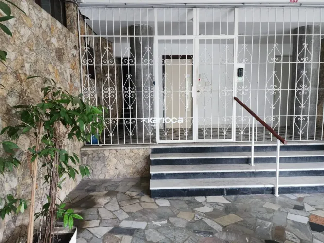 Linda casa à venda com 135m² de área construída + 40m² de garden privativo com acesso excl