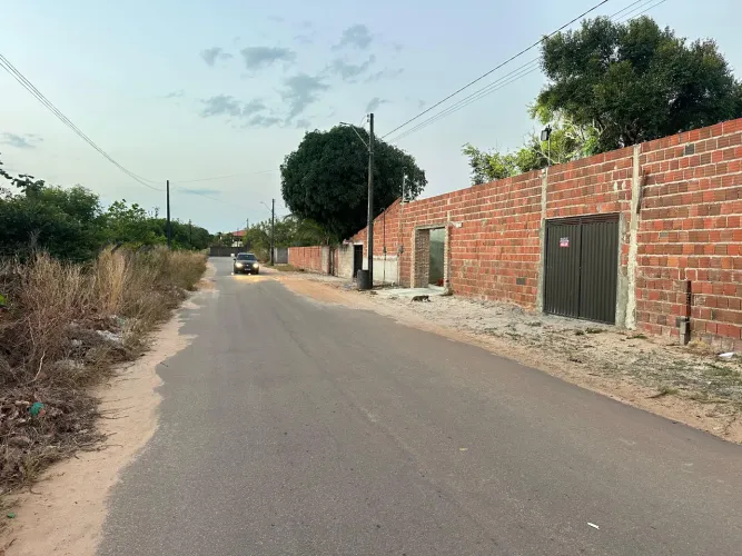 Terreno ao lado da praia ? do presídio