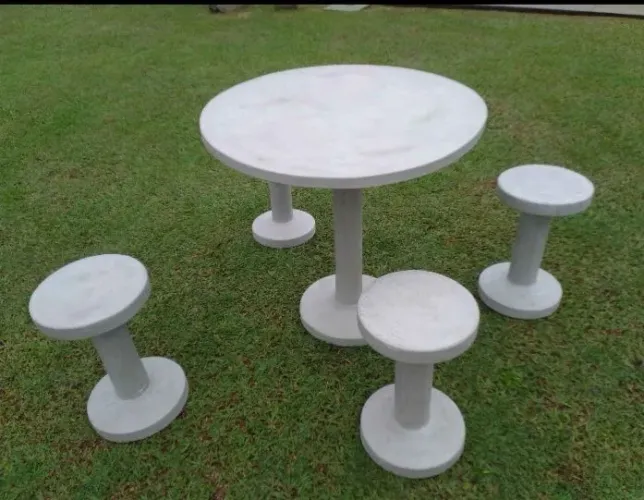 Mesas em concreto tampo de 80cm com 4 banquinhos