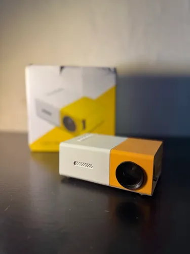 Mini projetor YG300 1080p usado Impecável