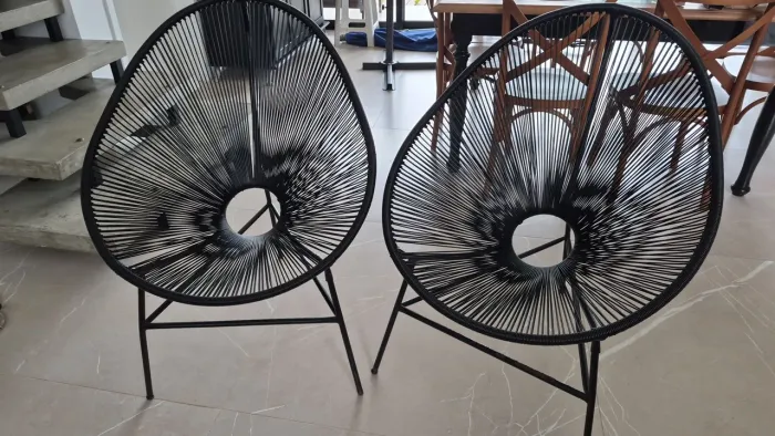 Vendo 4 cadeiras Acapulco. R$400,00 o par. Vendo apenas o par. Duas pretas e duas palha