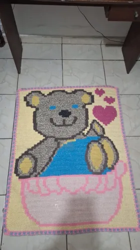 Vendo tapete de crochê de urso na bandeira amarelo. 1,23 x 0,98 M . ( aceito proposta )