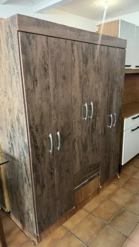 GUARDA-ROUPA 4 PORTAS -COR MADEIRA ESTA USADO MAIS BOM PARA COMEÇAR TENHO OUTROS MOVEIS