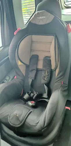 Cadeirinha veicular para criança Kiddo usada