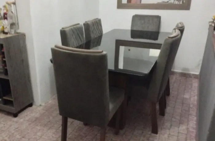 Mesa madeira com tampo de vidro c/ seis cadeiras 
