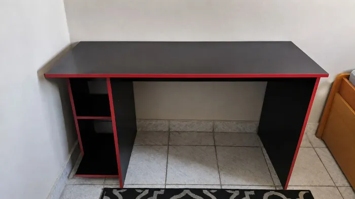 Mesa de Escritório / Computador em Ótimo Estado - R$ 200
