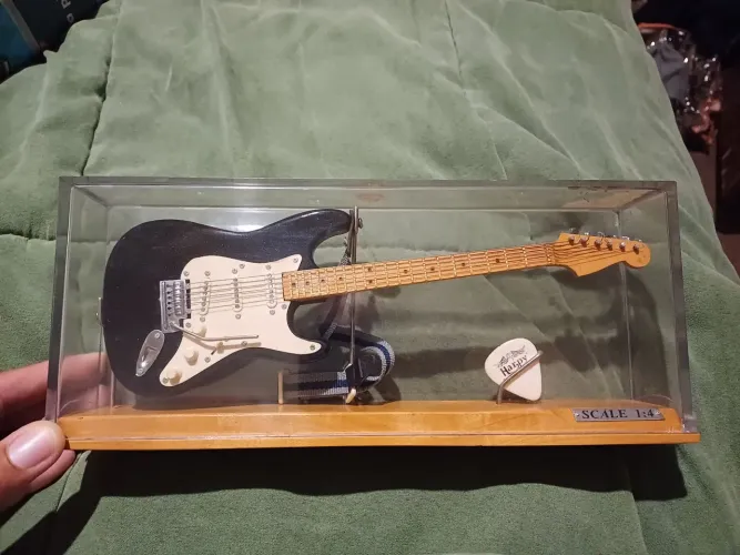 Guitarra miniatura replica Stratocaster Fender
