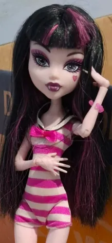 Vendo draculaura > monster high