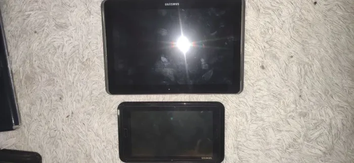 2 tablets genesis, um perfeito e outro com a tela quebrada