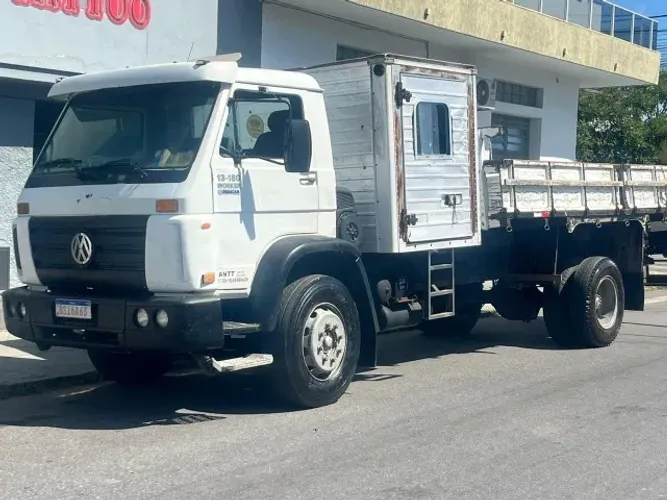 Caminhão VW 13.180 ano 2005, vai com uma carroceria de madeira e duas cabines auxiliares
