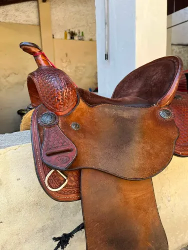 Vende-se sela artesanal de madeira e couro legítimo.