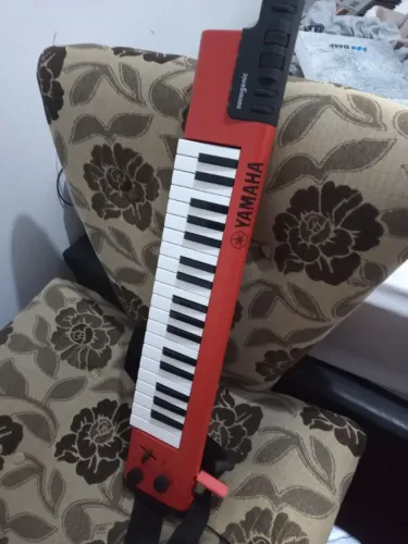 Teclado Portatil Yamaha Sonogenic Keytar Shs-500 Usb Midi Rd Cor Vermelho