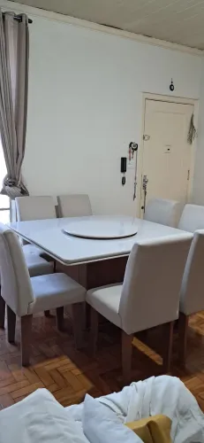 Mesa de jantar com tampo giratório e 8 cadeiras