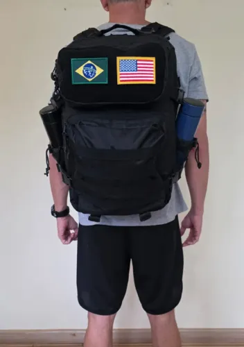 Mochila Tática 50L Preta com Bandeiras Brasil e EUA