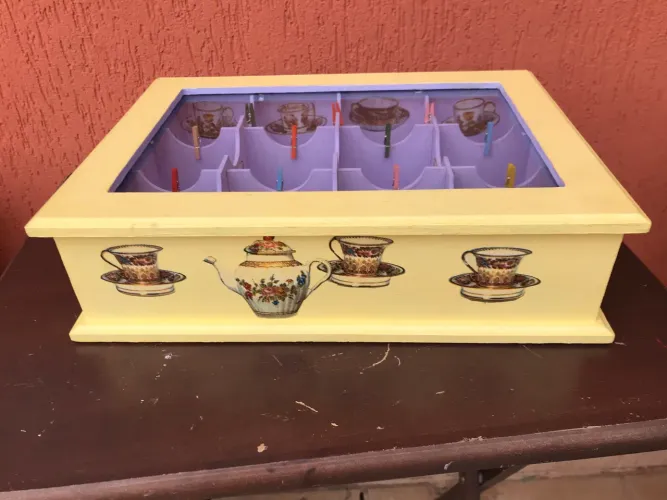 Caixa de chá decorada a mão.