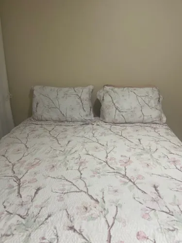 Lindo cobre leito,com quatro fronhas,com dois lados para serem usados