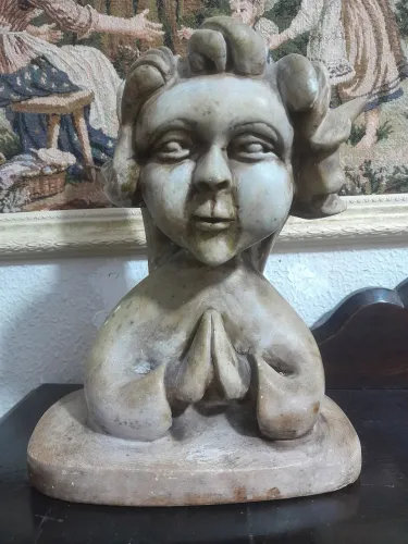 Antigo Querubim esculpido no mármore