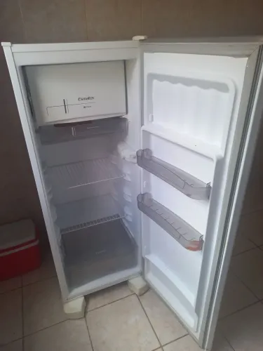 Geladeira 270 litros 