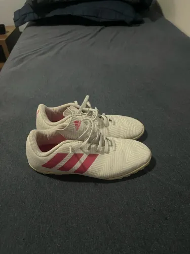 Chuteira Society Infantil Adidas Nemeziz 18 4 IN - Branco+Pink