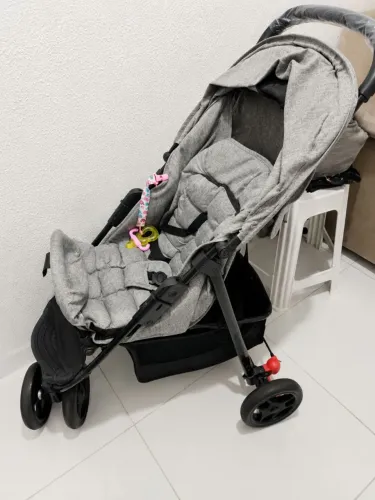 Carrinho de bebê com bebê conforto