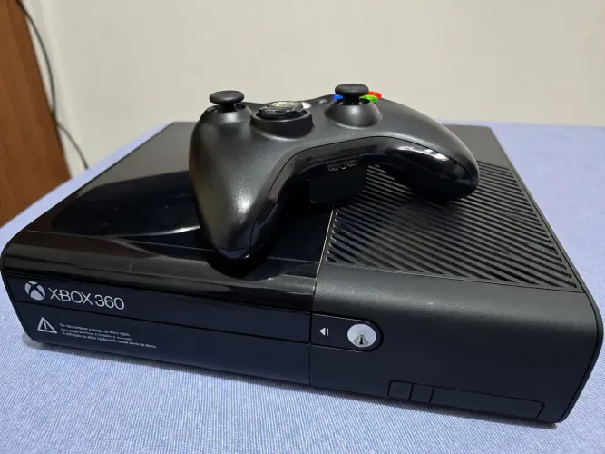 Xbox 360 Super Slim, 128GB, 20 jogos.