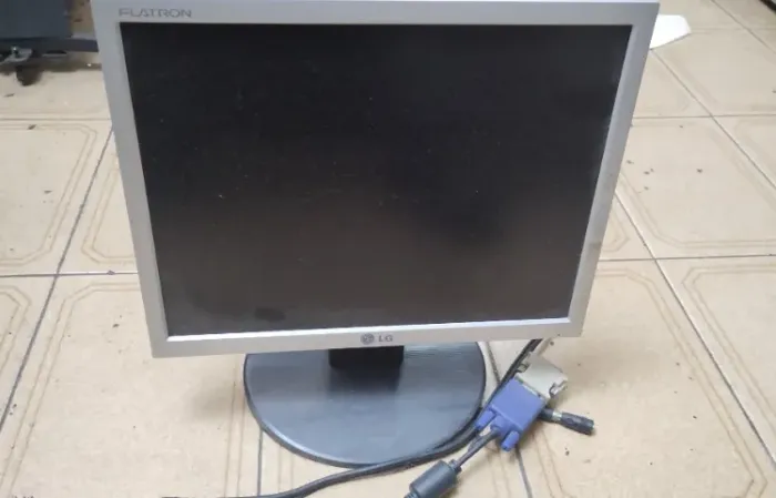 DOAÇÃO - Monitor LG - L1553S (15")