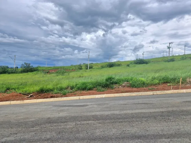 Vende-se Terreno no loteamento Colina do Rei