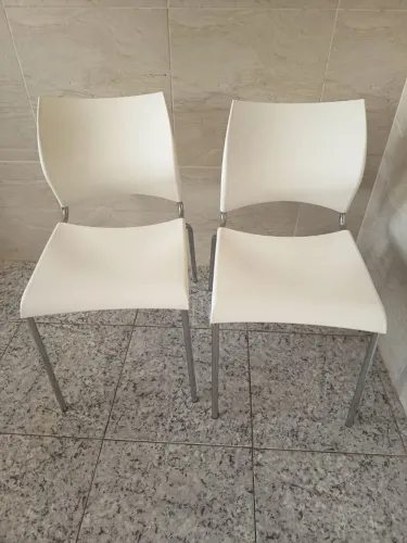 02 Cadeiras/ Modelo Carraro 357