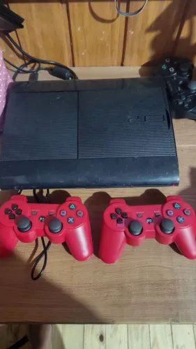 PS3 com 2 controles sem fio novos